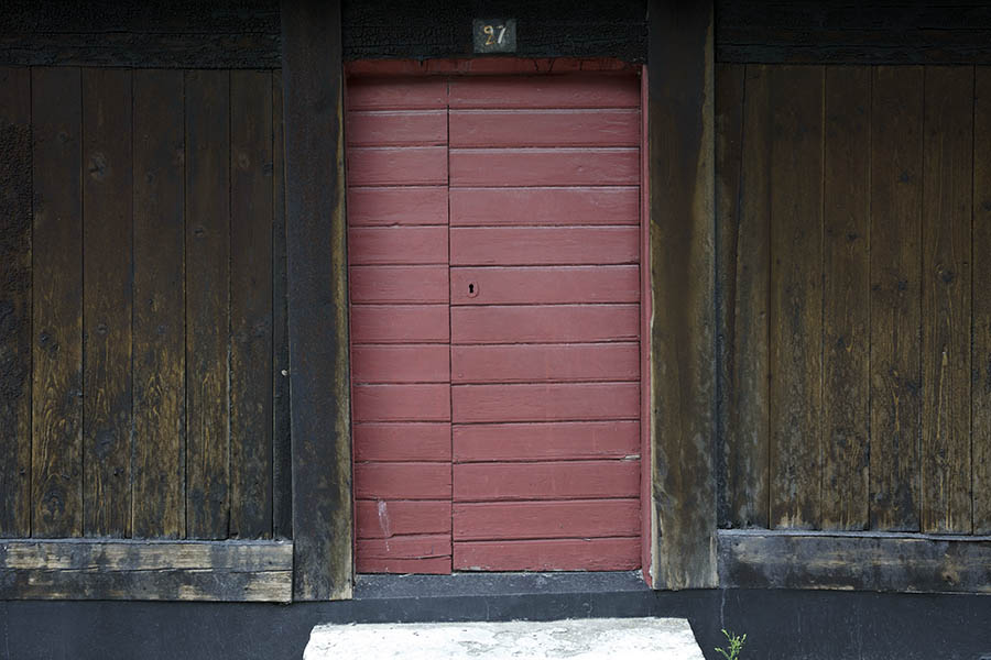 Photo 27101: Red door of boards with sidepiece