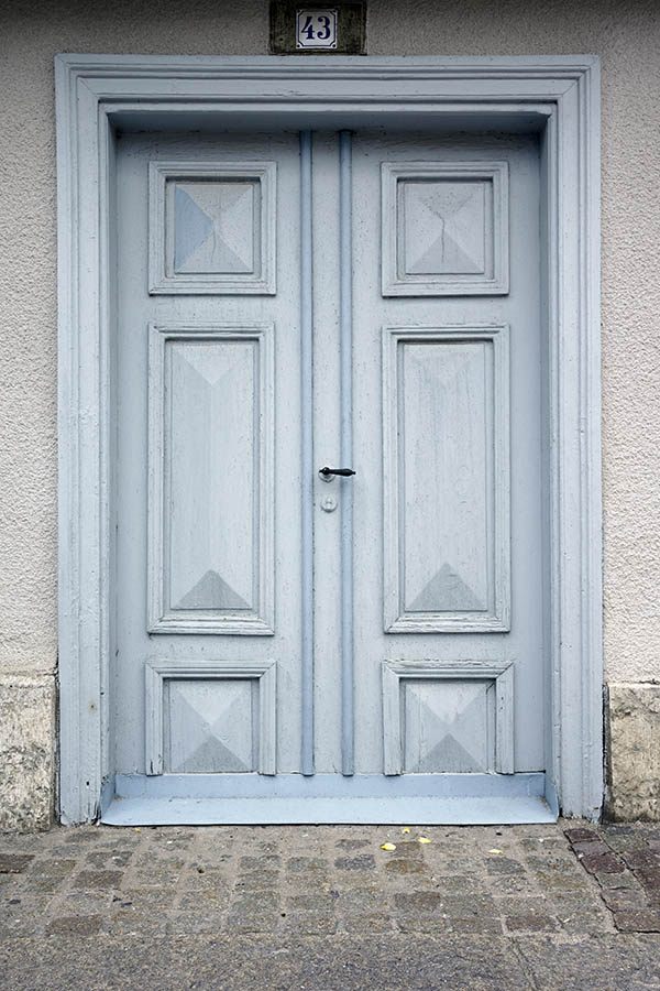 Photo 27110: Panelled, light blue and blue double door