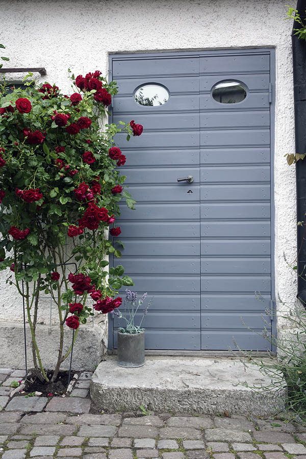 Photo 27115: Light blue door of with sidepiece and oval door lights