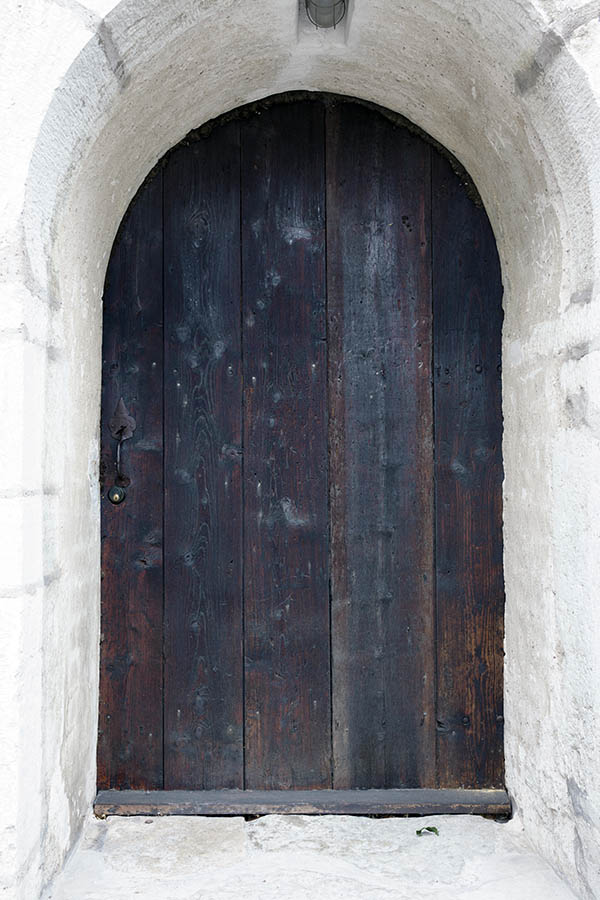 Photo 27144: Formed church door of black planks