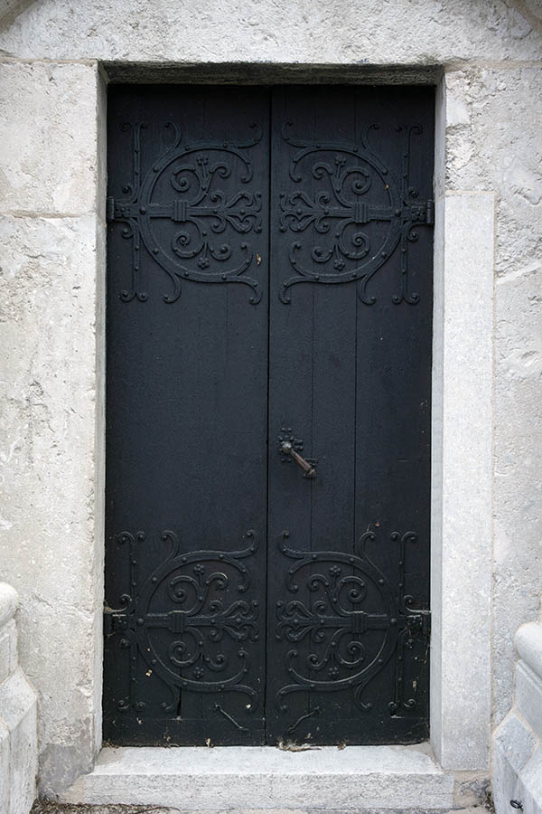 Photo 27150: Black double door of boards
