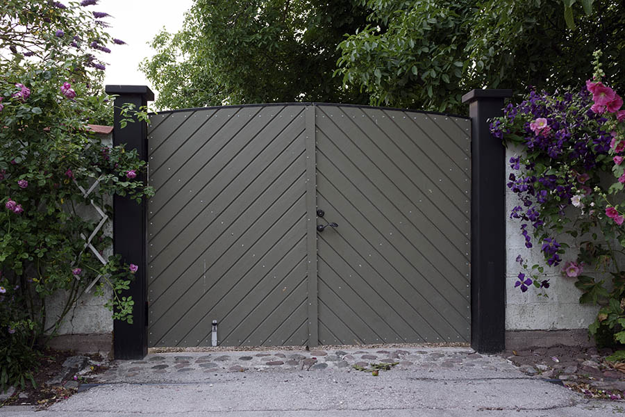 Photo 27186: Grey gate of diagonally mounted boards