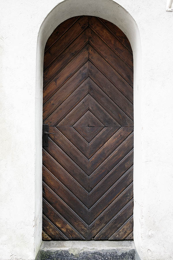 Photo 27212: Formed, oiled door made of boards in diamond shape
