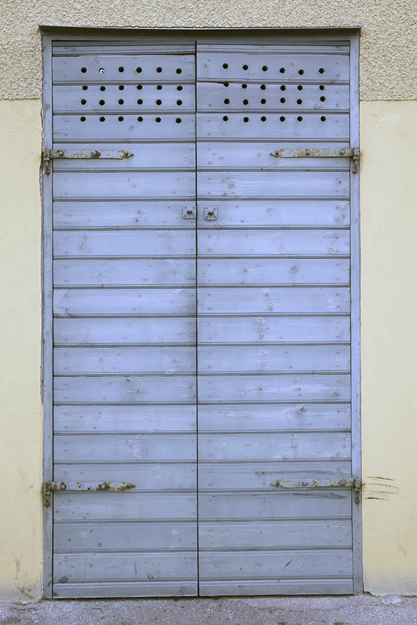 Photo 27253: Worn, violet double door of boards