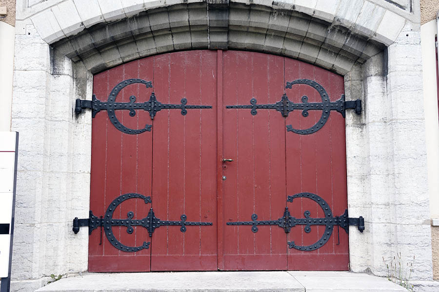 Photo 27254: Formed, red gate made of boards with minor door