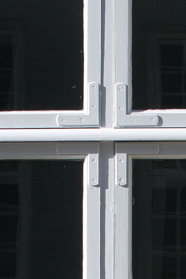 Photo 00928: White window in Dannebrog style with four frames and six panes