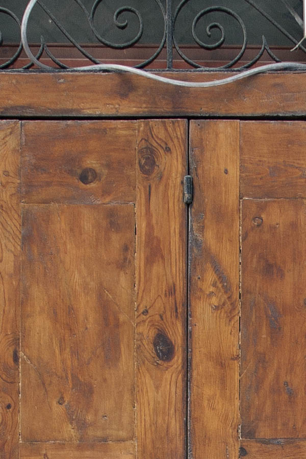 Photo 02378: Panelled, formed, lacquered gate with four frames, minor door, and fan light