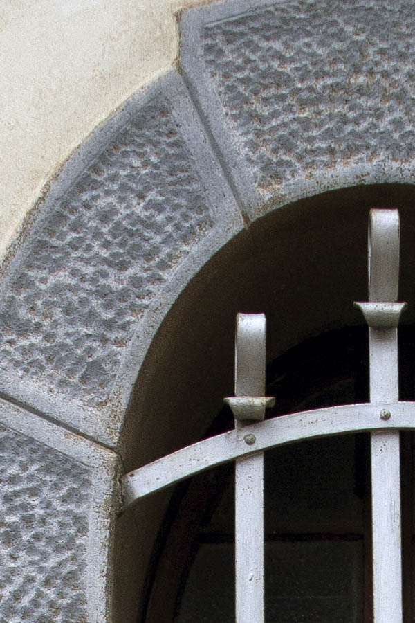 Photo 02481: Metal, latticed, oval-formed, light grey window