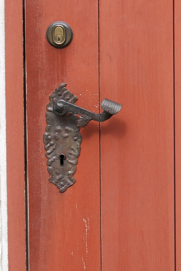Photo 07279: Red door made of planks