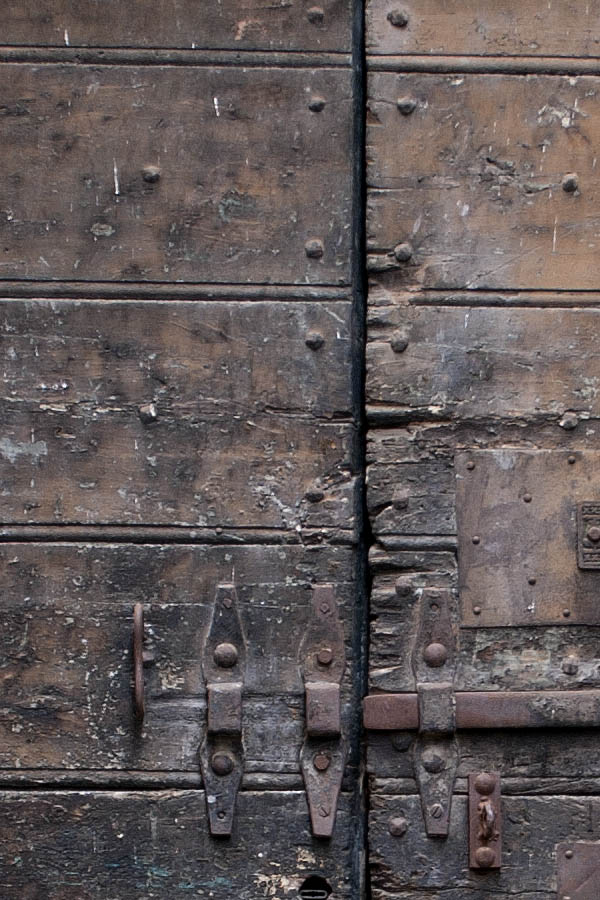 Photo 07901: Worn, oiled double door with top window