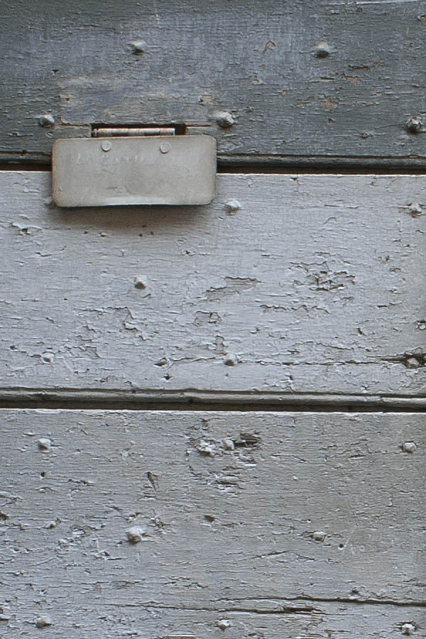 Photo 07948: Grey double door made of planks