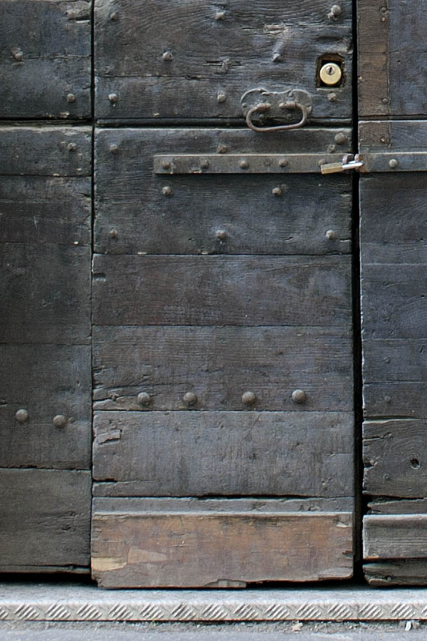 Photo 08113: Oiled gate made of planks with minor doors
