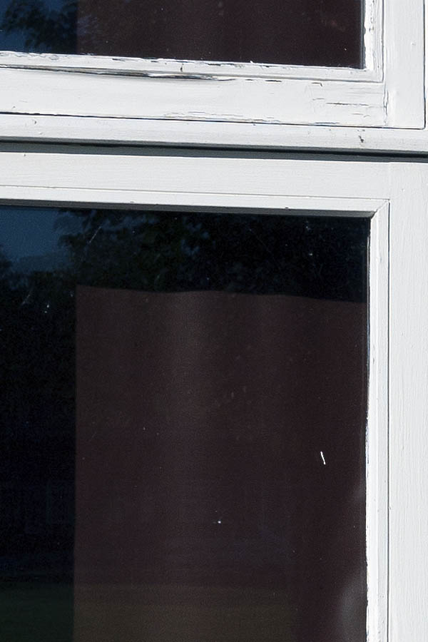 Photo 09262: Worn, white window in Dannebrog style