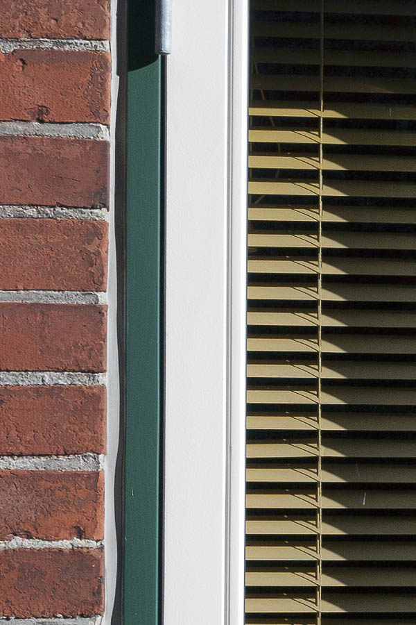 Photo 09329: Formed, green and white window in Dannebrog style