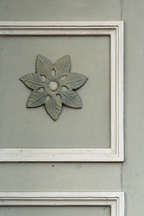 Photo 09602: Carved, light grey and white double door