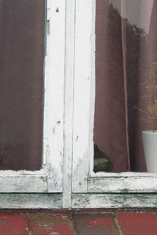 Photo 09721: Worn, white window in Frederiksberg style with six frames and 14 panes