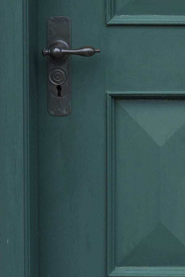 Photo 09778: Panelled, green door with Sønderho door light