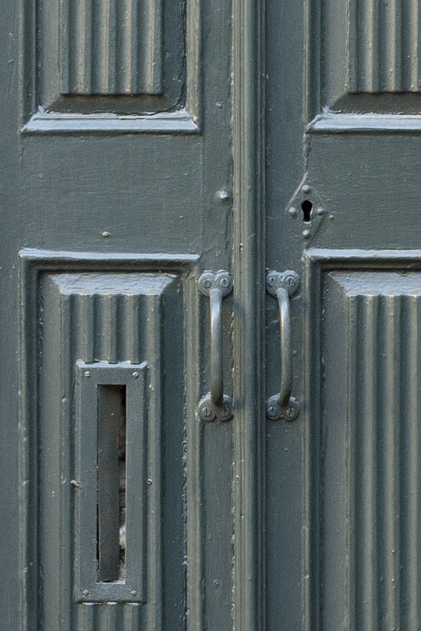 Photo 10407: Narrow, panelled, green double door