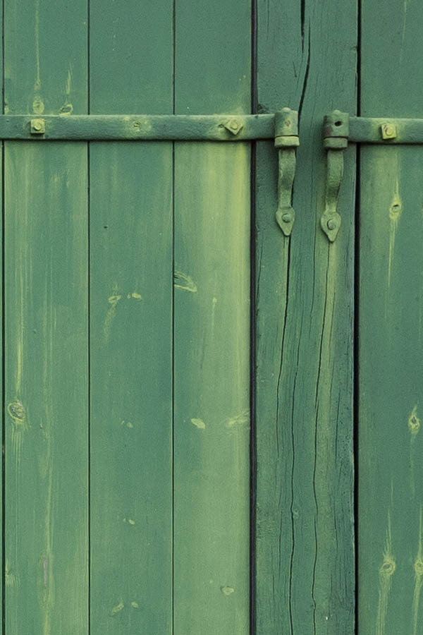 Photo 11133: Green garage doors made of planks