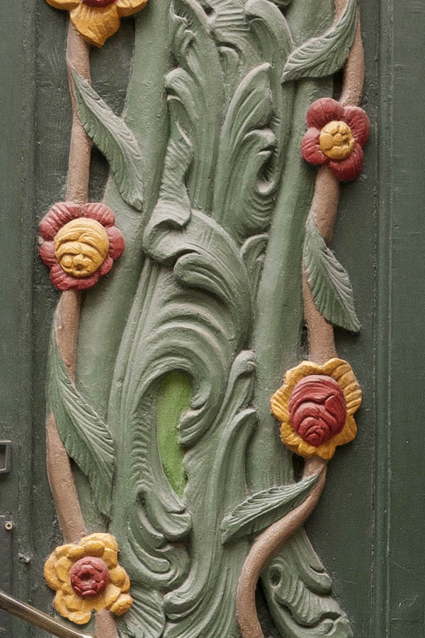 Photo 12184: Exquisitely carved, formed, panelled, green, yellow and red double door in baroque style