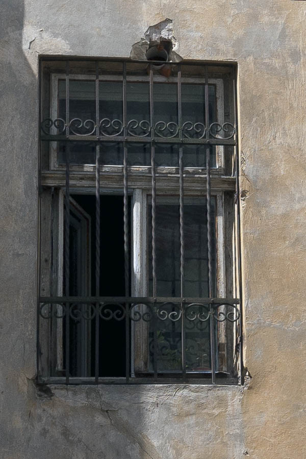 Photo 13891: Facade with decayed, yellow wall and various windows