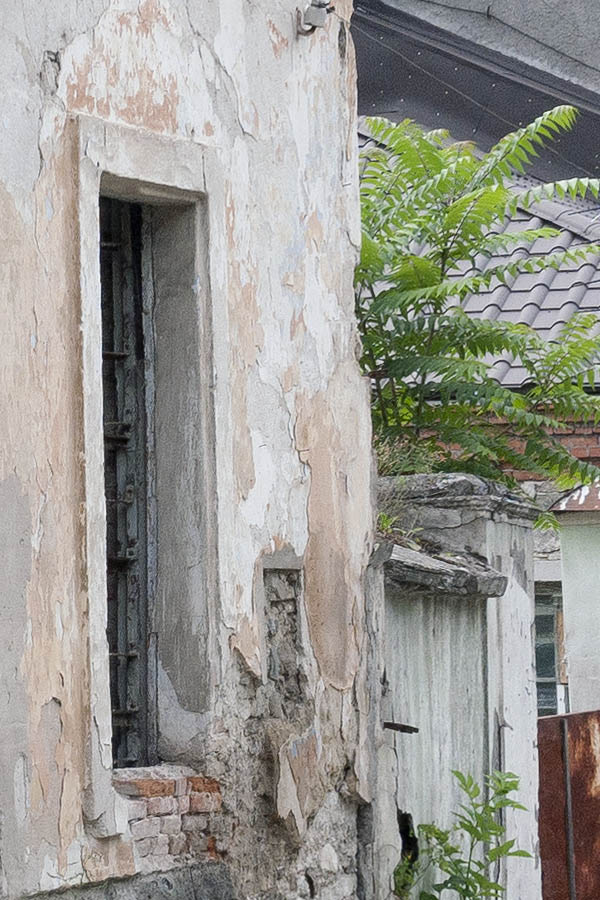 Photo 14138: Facades. Streetview with grey houses.