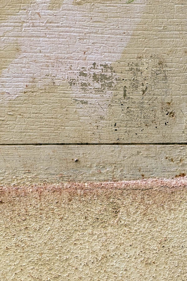 Photo 15137: Yellow metal trapdoor