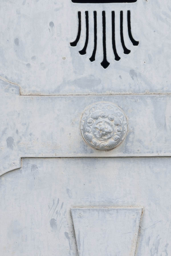 Photo 15586: White metal plate door