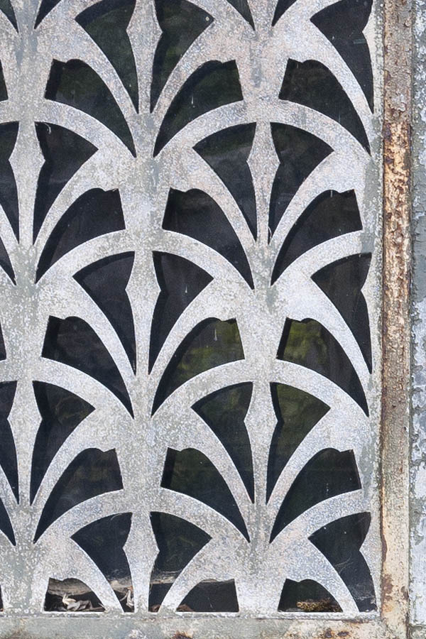 Photo 15594: Decayed, grey and rusty double door with latticed door lights