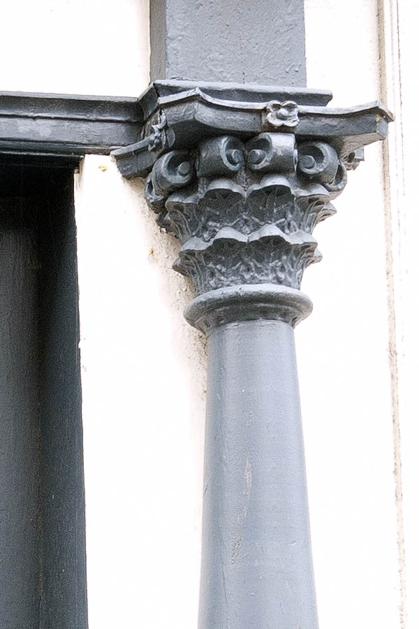 Photo 16617: Carved, grey door in baroque style