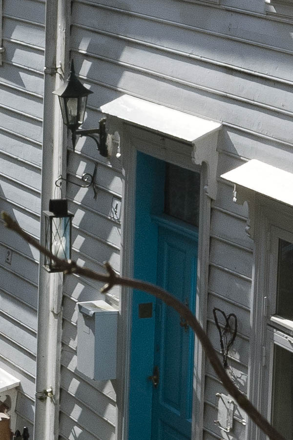 Photo 16821: Facade with yellow and white houses