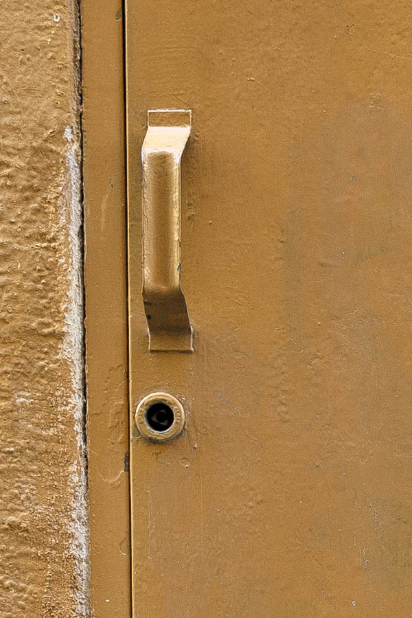 Photo 17707: Yellow metal trapdoor