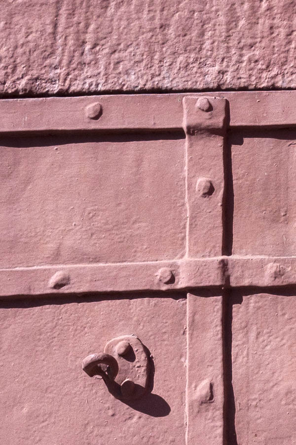 Photo 17928: Pink metal trapdoor