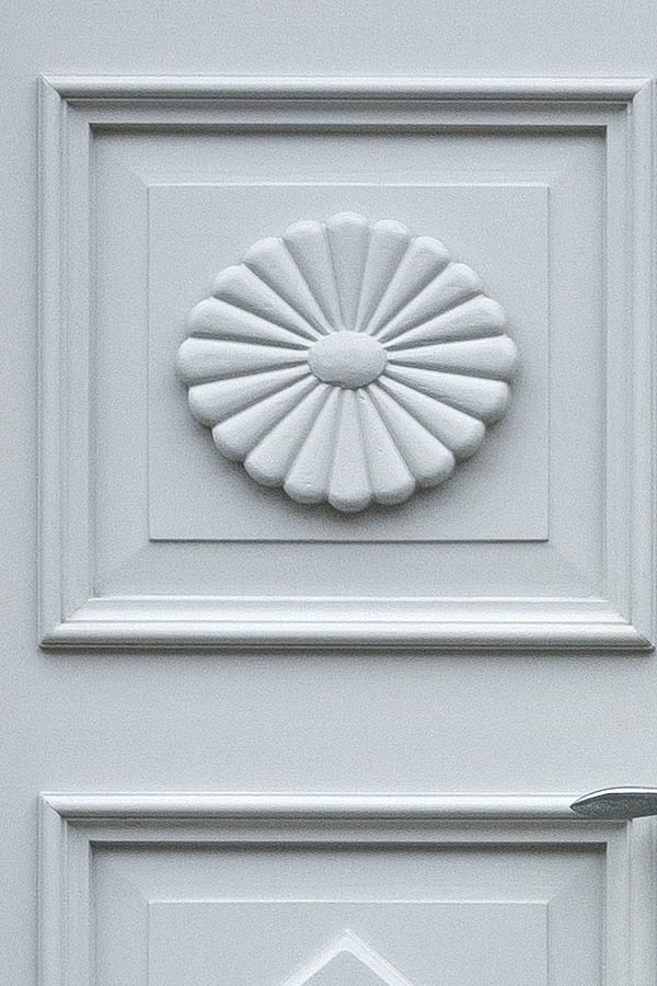 Photo 18304: Panelled, light grey Simrishamn door