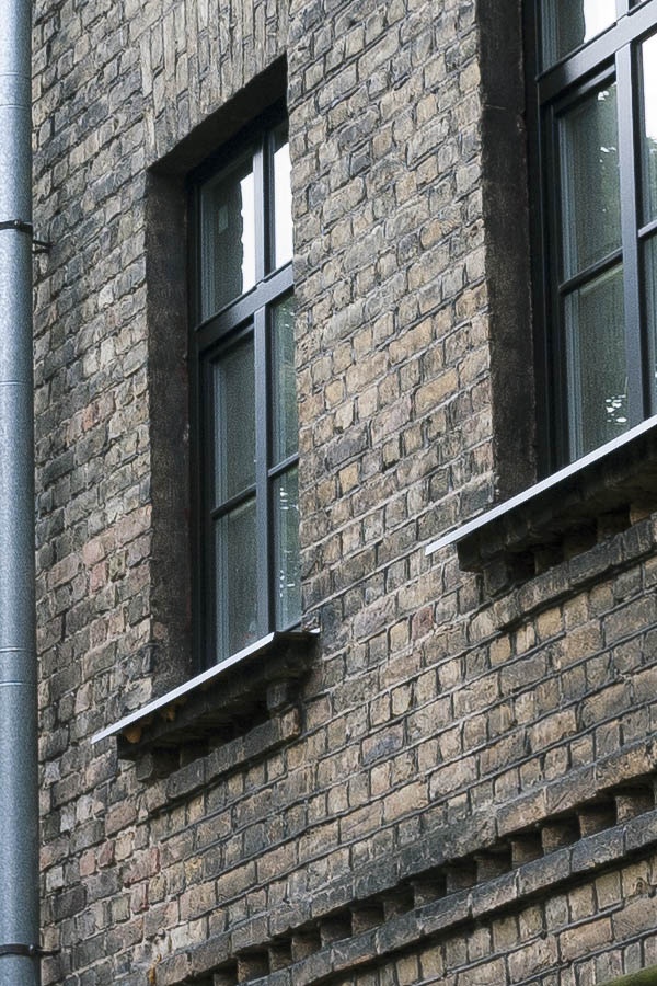 Photo 18960: Facade with yellow bricks and 48 windows