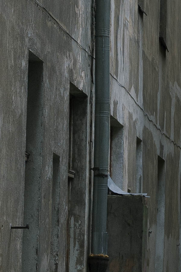 Photo 19068: Facade of a narrow yard with 60 windows in a brown wall