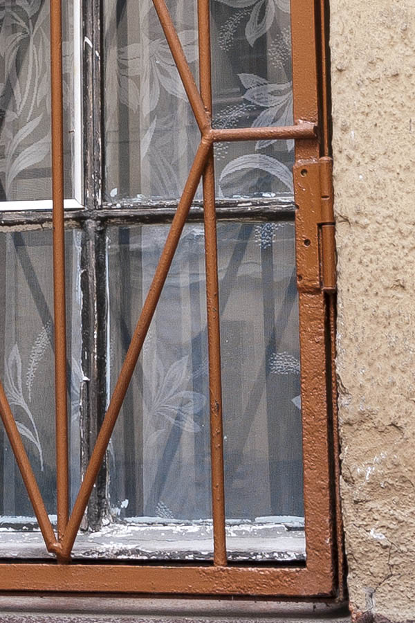 Photo 19094: Latticed, orange, brown and white T-post window with 20 panes