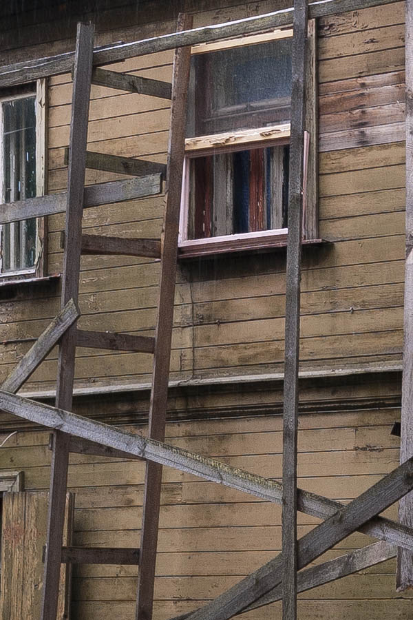 Photo 19163: Facade of brown boards under repair