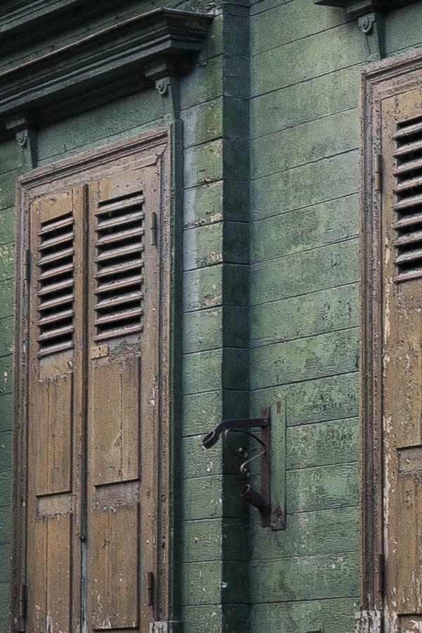 Photo 19580: Facade of green board partition with 14 windows and a door