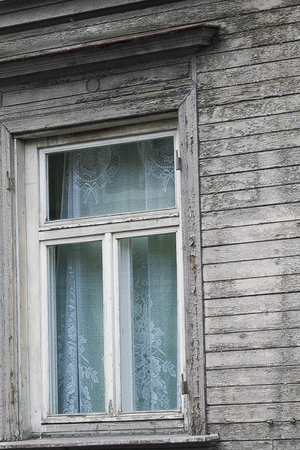 Photo 19690: Facade with grey board partition, 13 white T-post windows and a brown double door