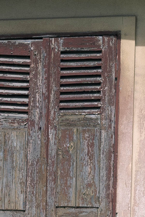 Photo 19800: Pink, plastered facade with light green door and worn, red shutters