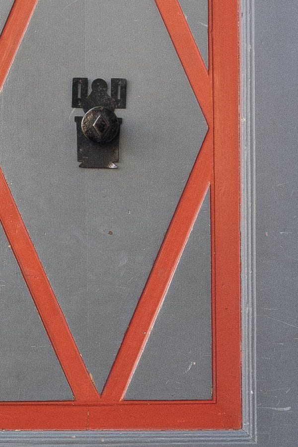 Photo 20050: Carved, grey and crimson red double door