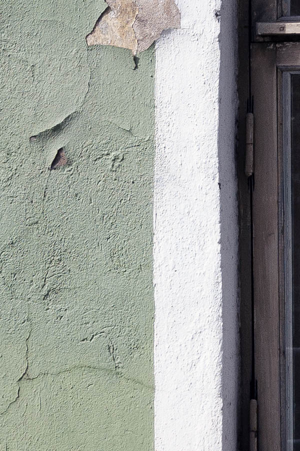 Photo 20128: Barred, light yellow T-post window