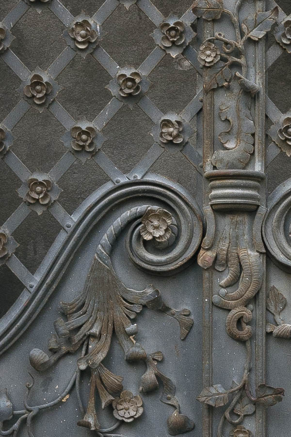 Photo 20207: Latticed, black cast iron double door