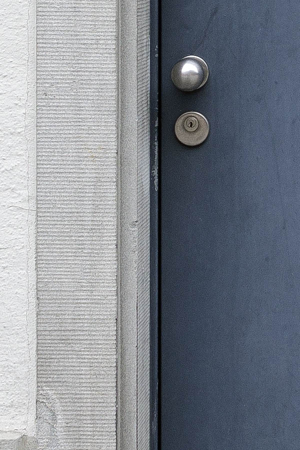 Photo 23853: Narrow, dark grey plate door