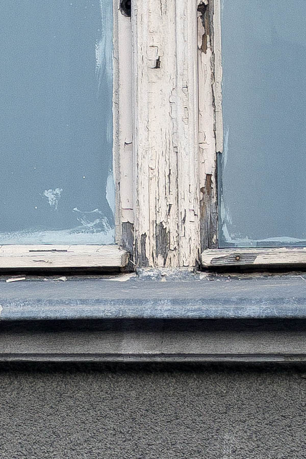 Photo 25606: Worn, white window til six frames and 19 panes