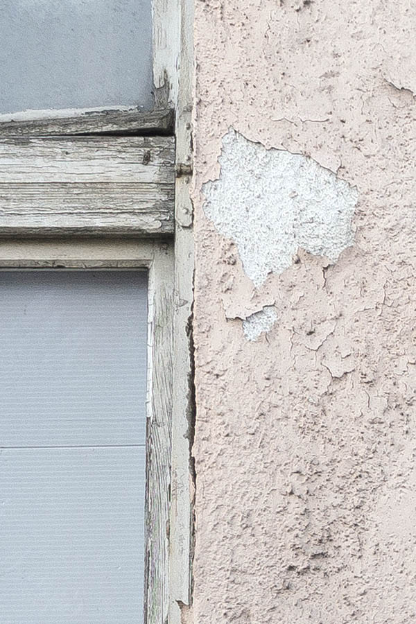 Photo 26119: Facade with two decayed, white windows with four frames each