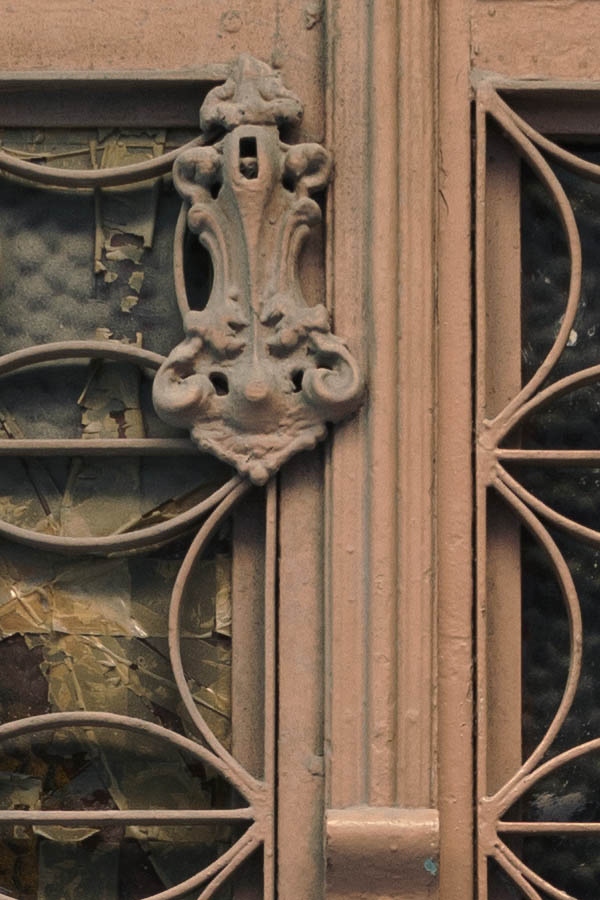 Photo 26472: Light brown, latticed plate metal double door