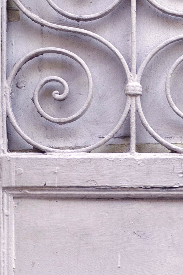 Photo 26474: Pale pink or white door with lattice