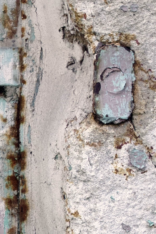 Photo 26495: Rusty, white metal door